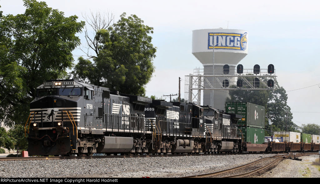 NS 9798 leads train 213 southbound